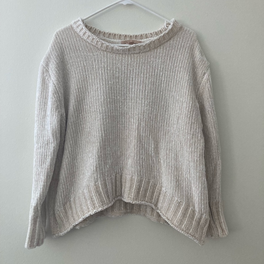 White, knit sweater! M